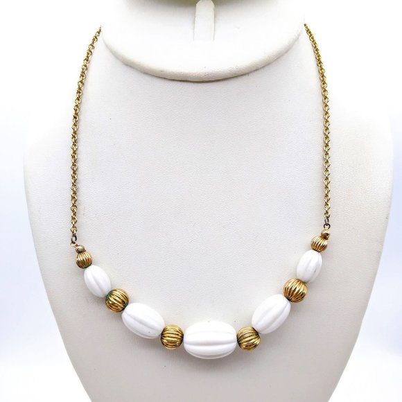 Avon Nantucket Necklace, Stately Vintage 1984 Book Piece of Fluted Lucited - Picture 1 of 3